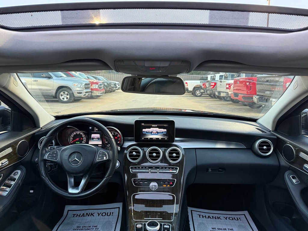 Mercedes-Benz C-Class Vehicle Full-screen Gallery Image 17