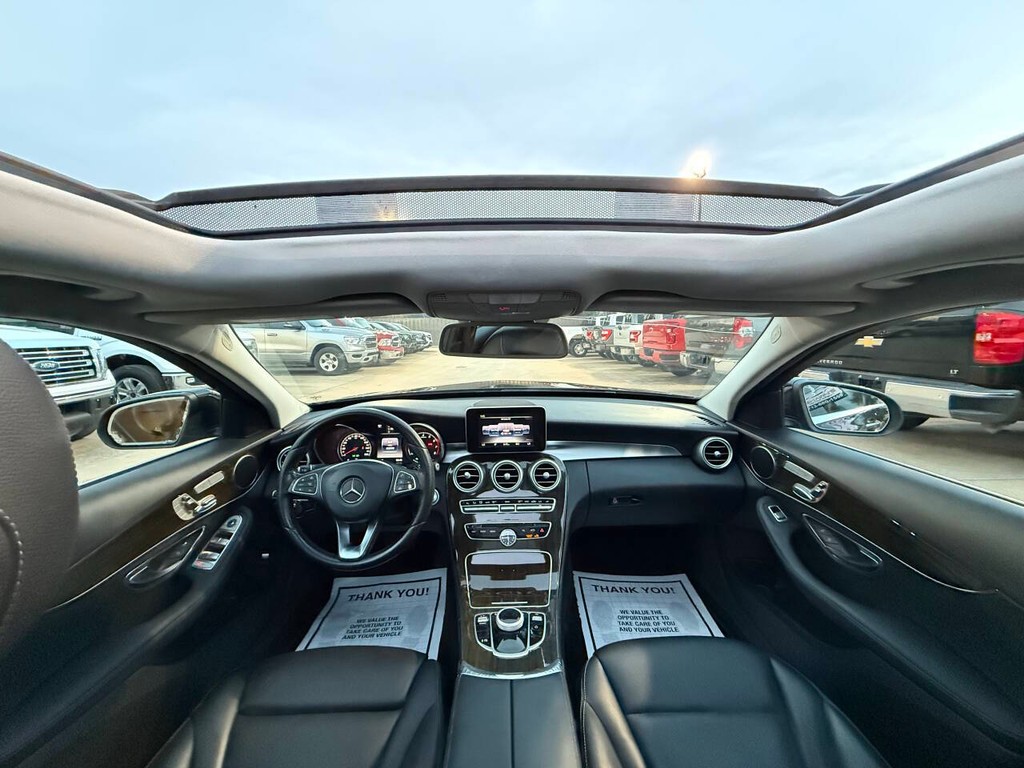 Mercedes-Benz C-Class Vehicle Full-screen Gallery Image 18