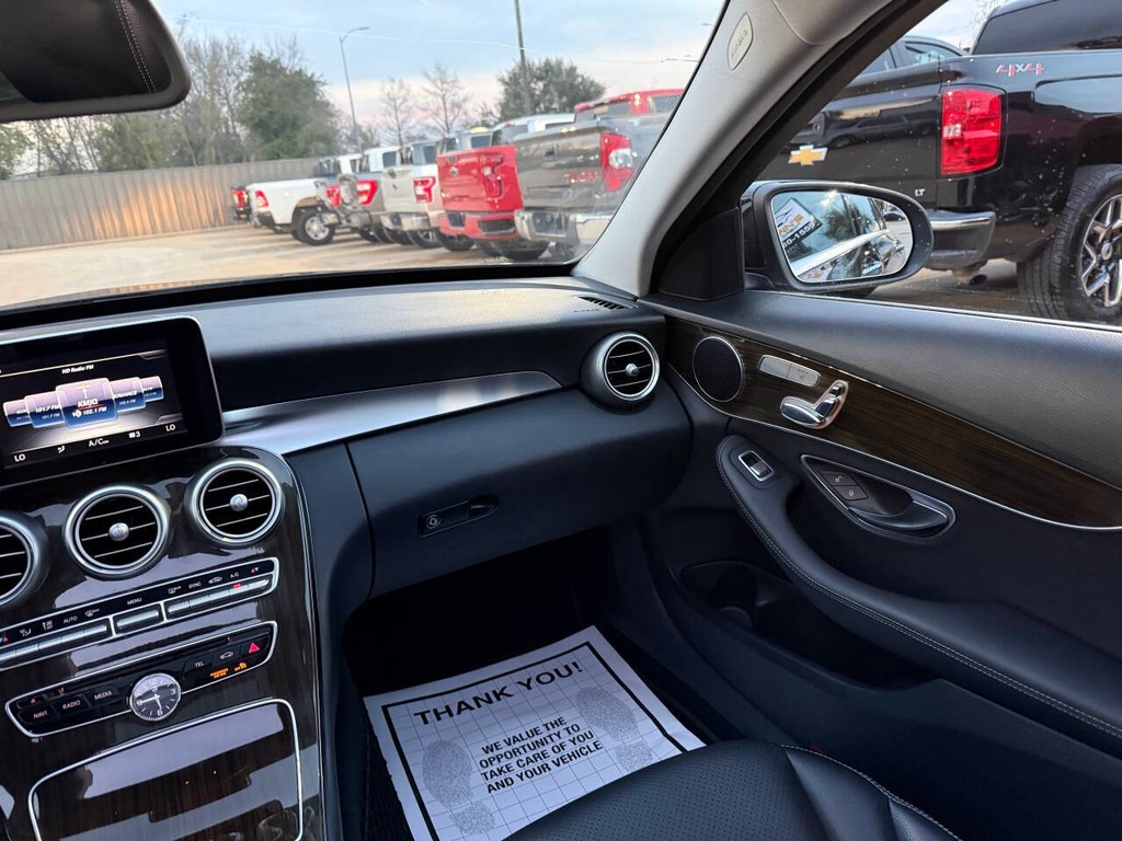 Mercedes-Benz C-Class Vehicle Full-screen Gallery Image 20