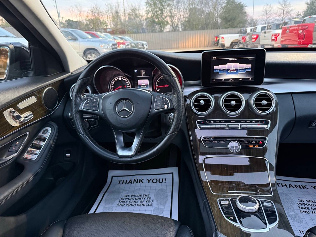 Mercedes-Benz C-Class Vehicle Full-screen Gallery Image 21