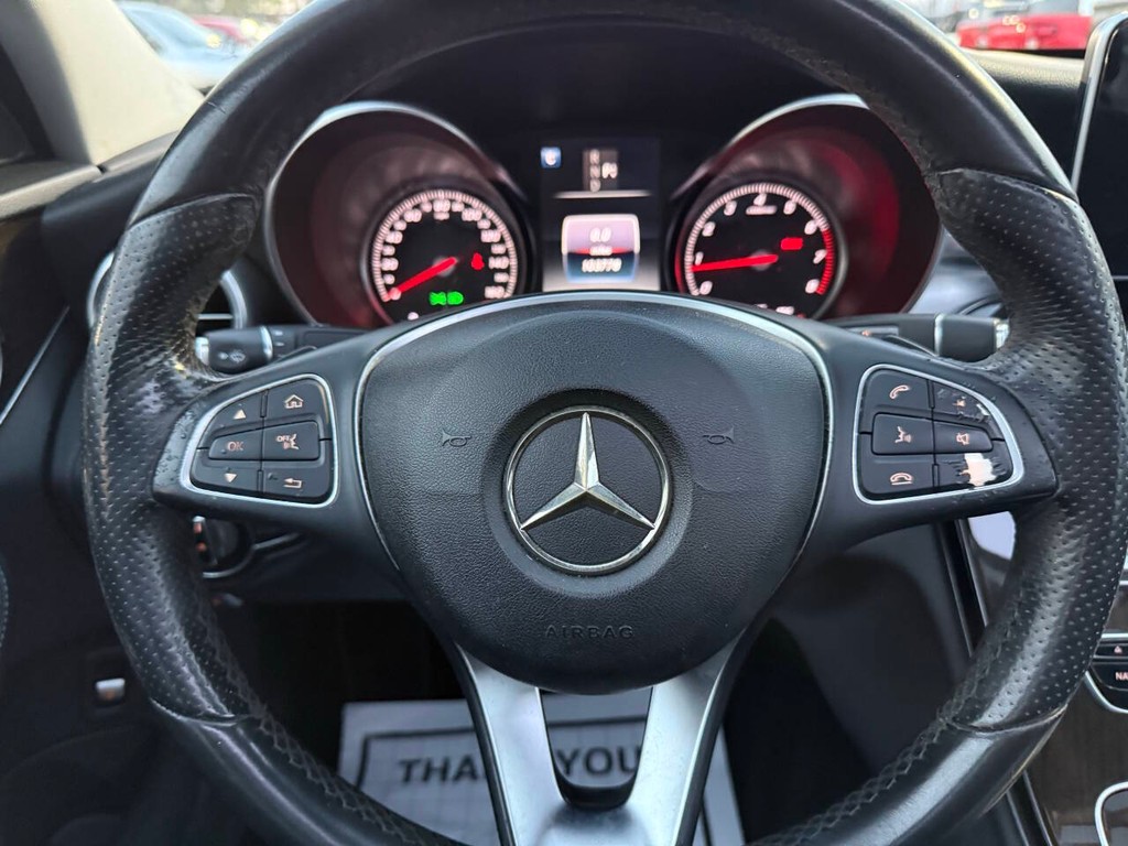 Mercedes-Benz C-Class Vehicle Full-screen Gallery Image 23