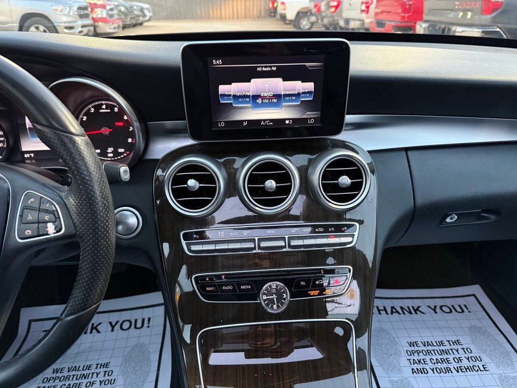 Mercedes-Benz C-Class Vehicle Full-screen Gallery Image 24