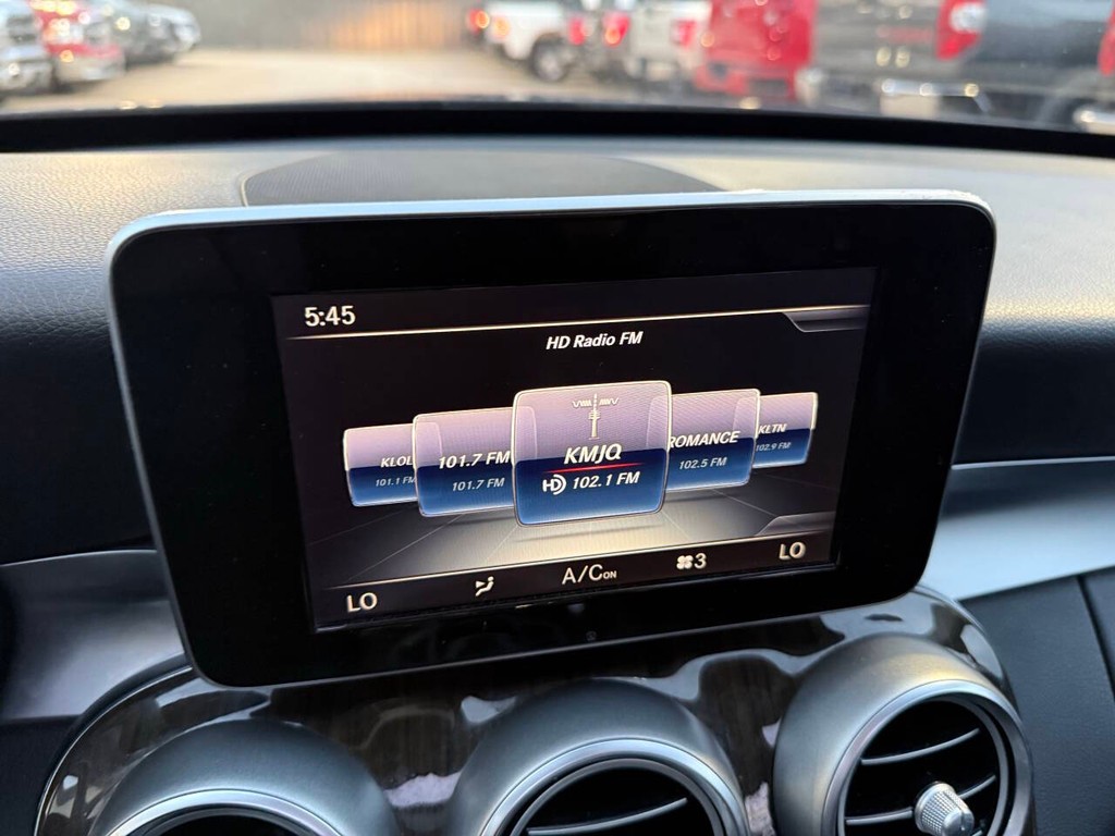 Mercedes-Benz C-Class Vehicle Full-screen Gallery Image 25