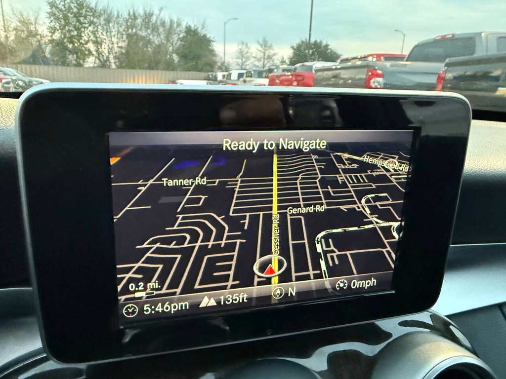 Mercedes-Benz C-Class Vehicle Full-screen Gallery Image 26