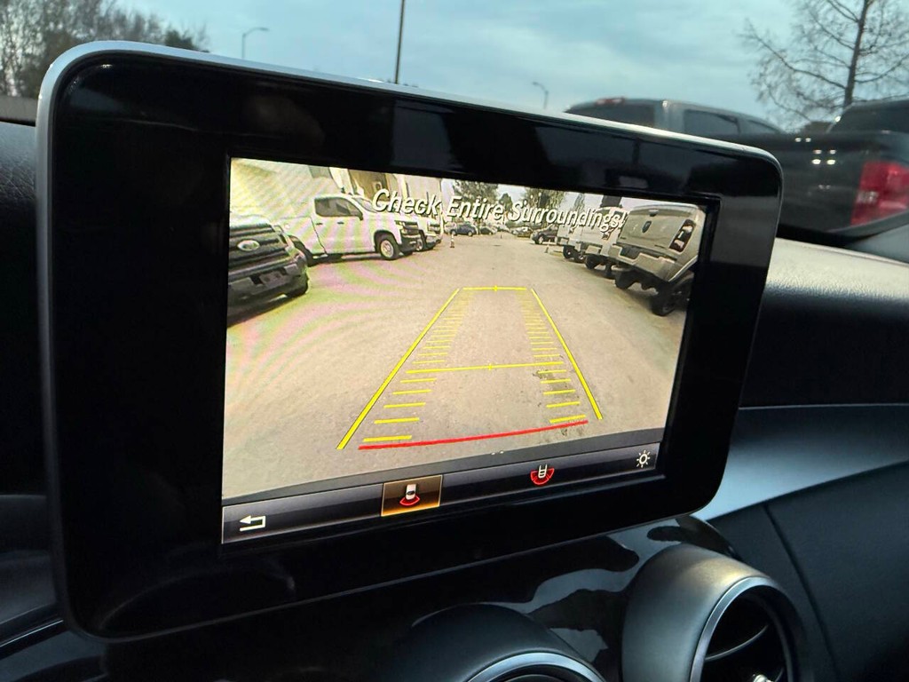 Mercedes-Benz C-Class Vehicle Full-screen Gallery Image 27