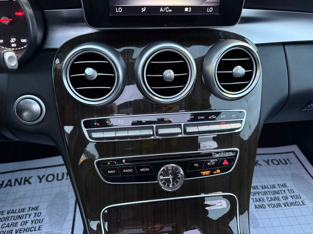 Mercedes-Benz C-Class Vehicle Full-screen Gallery Image 28