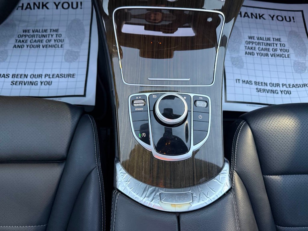 Mercedes-Benz C-Class Vehicle Full-screen Gallery Image 29