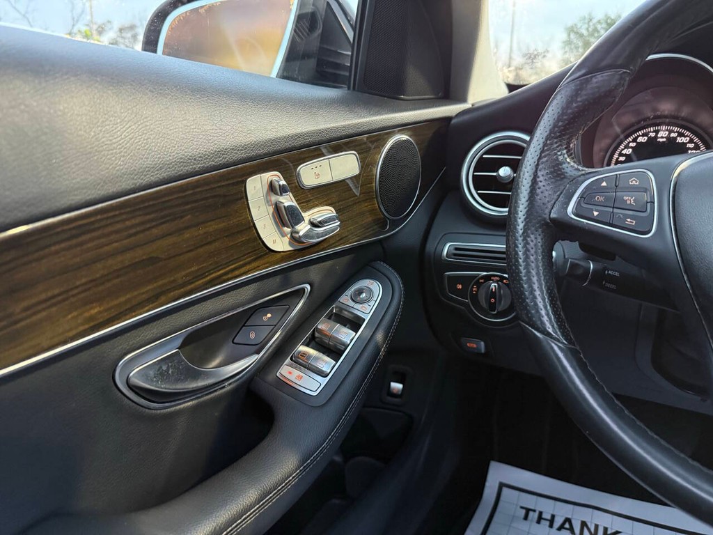 Mercedes-Benz C-Class Vehicle Full-screen Gallery Image 30