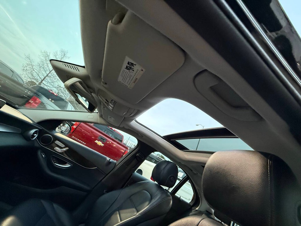 Mercedes-Benz C-Class Vehicle Full-screen Gallery Image 31