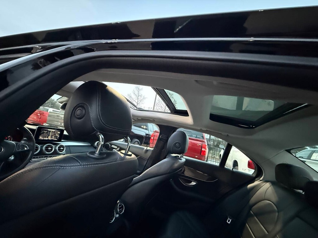 Mercedes-Benz C-Class Vehicle Full-screen Gallery Image 32