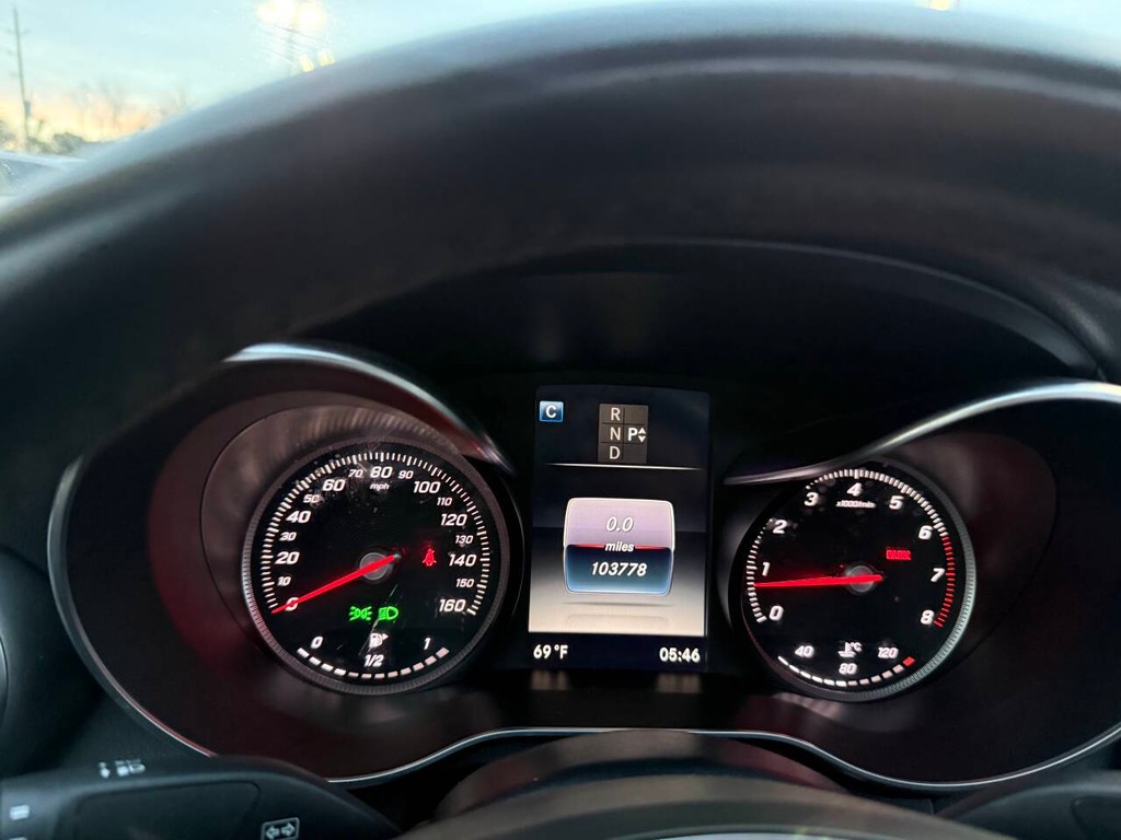 Mercedes-Benz C-Class Vehicle Full-screen Gallery Image 33