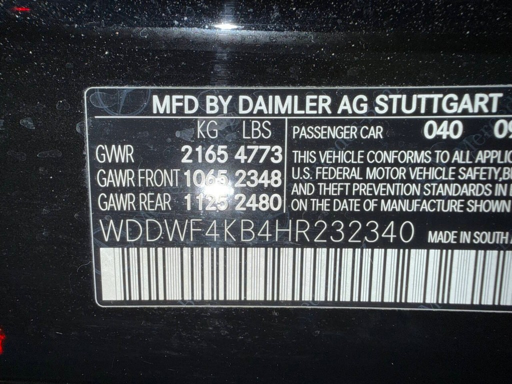 Mercedes-Benz C-Class Vehicle Full-screen Gallery Image 35