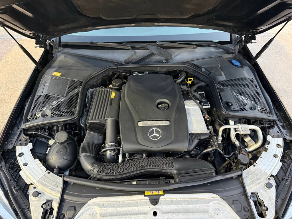 Mercedes-Benz C-Class Vehicle Full-screen Gallery Image 36