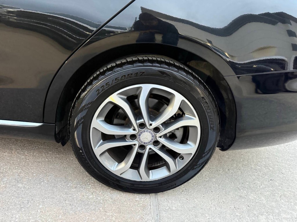 Mercedes-Benz C-Class Vehicle Full-screen Gallery Image 37