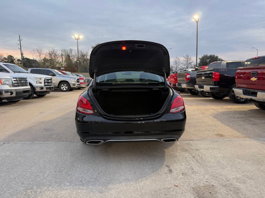 Mercedes-Benz C-Class Vehicle Full-screen Gallery Image 38
