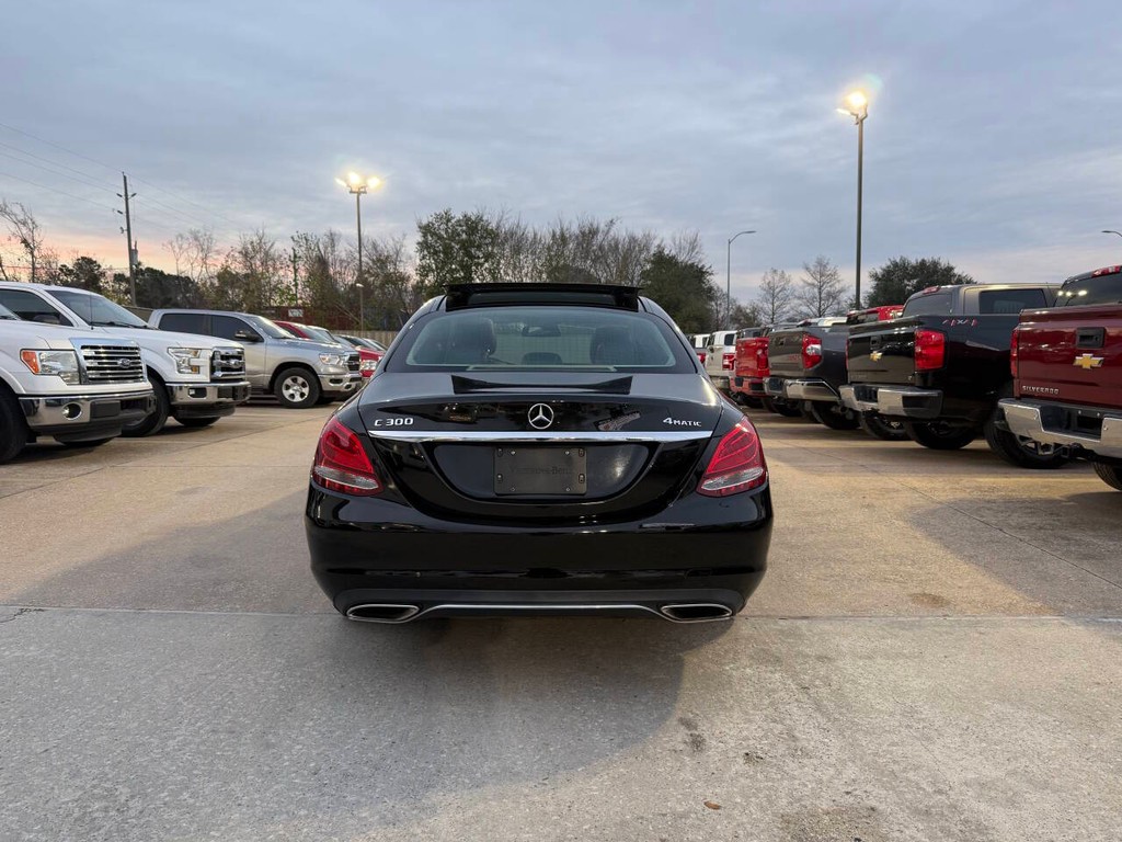 Mercedes-Benz C-Class Vehicle Full-screen Gallery Image 39