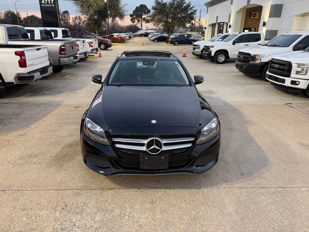 Mercedes-Benz C-Class Vehicle Full-screen Gallery Image 40