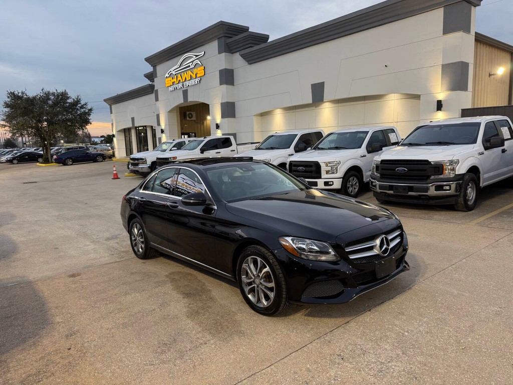 Mercedes-Benz C-Class Vehicle Full-screen Gallery Image 42