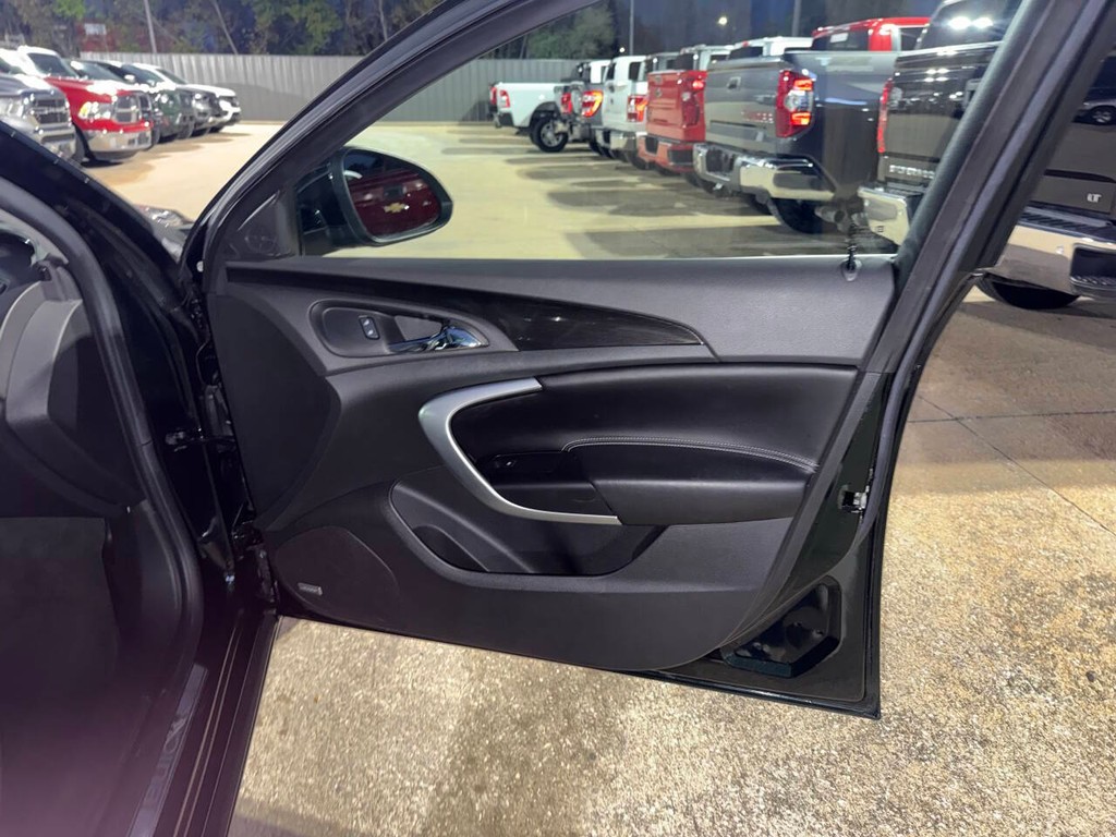 Buick Regal Vehicle Full-screen Gallery Image 10