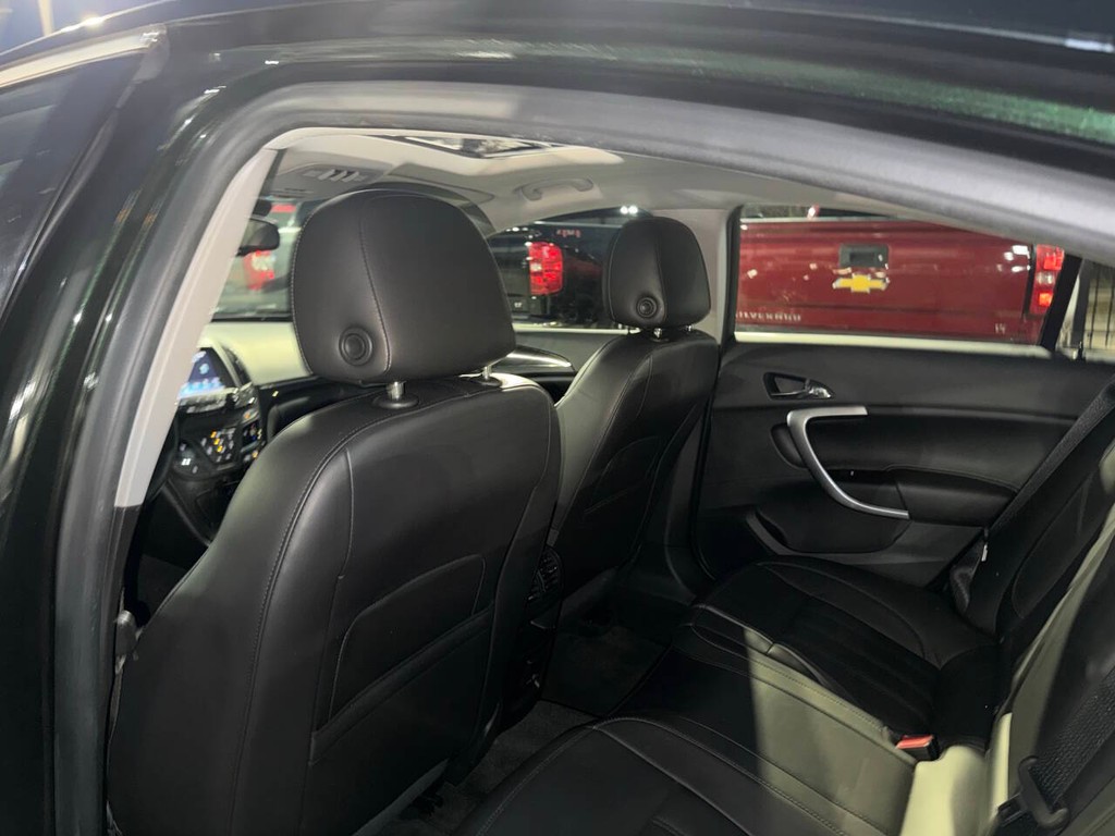 Buick Regal Vehicle Full-screen Gallery Image 11