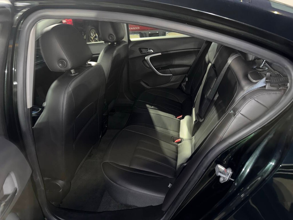 Buick Regal Vehicle Full-screen Gallery Image 12