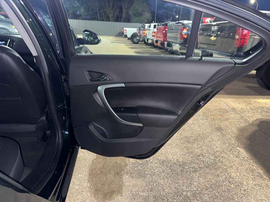 Buick Regal Vehicle Full-screen Gallery Image 15