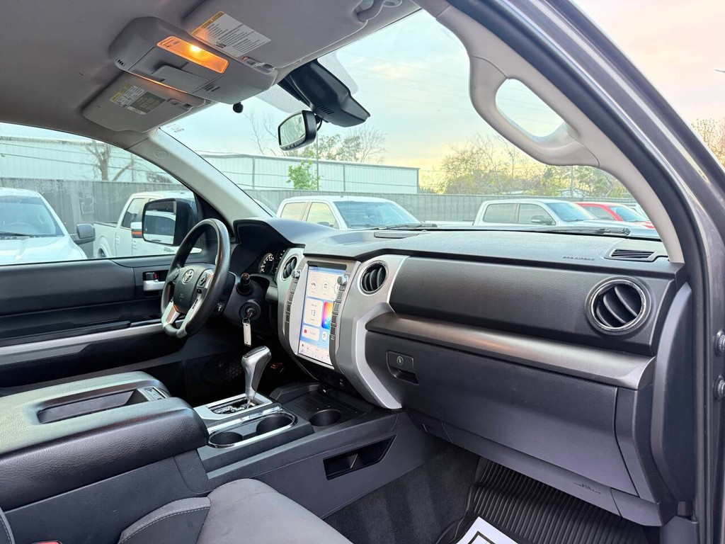 Toyota Tundra 2WD Vehicle Full-screen Gallery Image 09