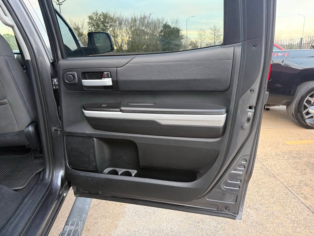 Toyota Tundra 2WD Vehicle Full-screen Gallery Image 16