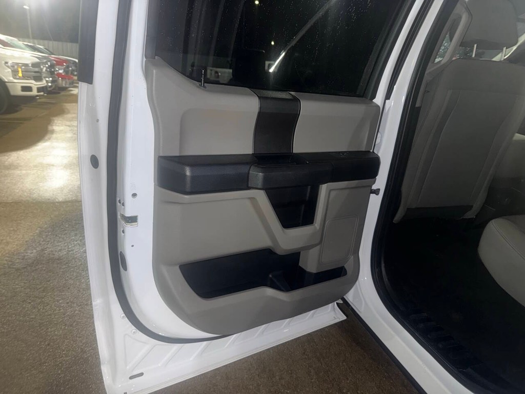 Ford F-150 Vehicle Full-screen Gallery Image 14