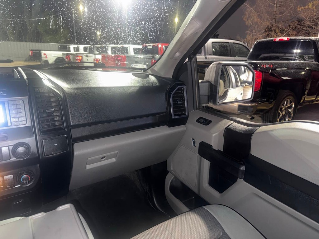 Ford F-150 Vehicle Full-screen Gallery Image 20