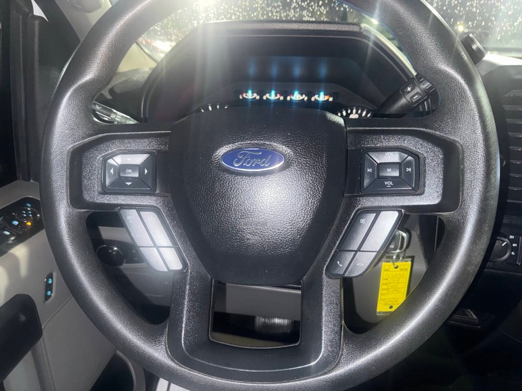 Ford F-150 Vehicle Full-screen Gallery Image 23