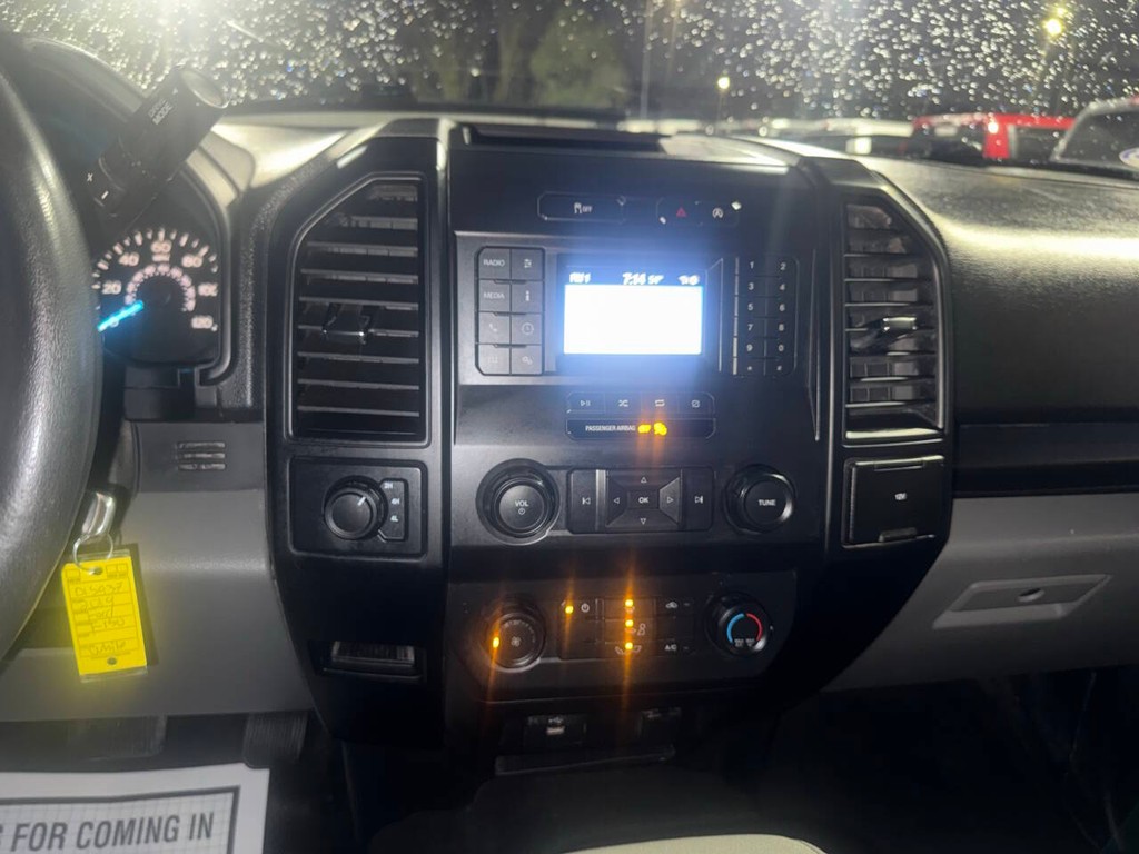 Ford F-150 Vehicle Full-screen Gallery Image 24