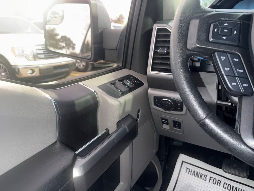 Ford F-150 Vehicle Full-screen Gallery Image 27