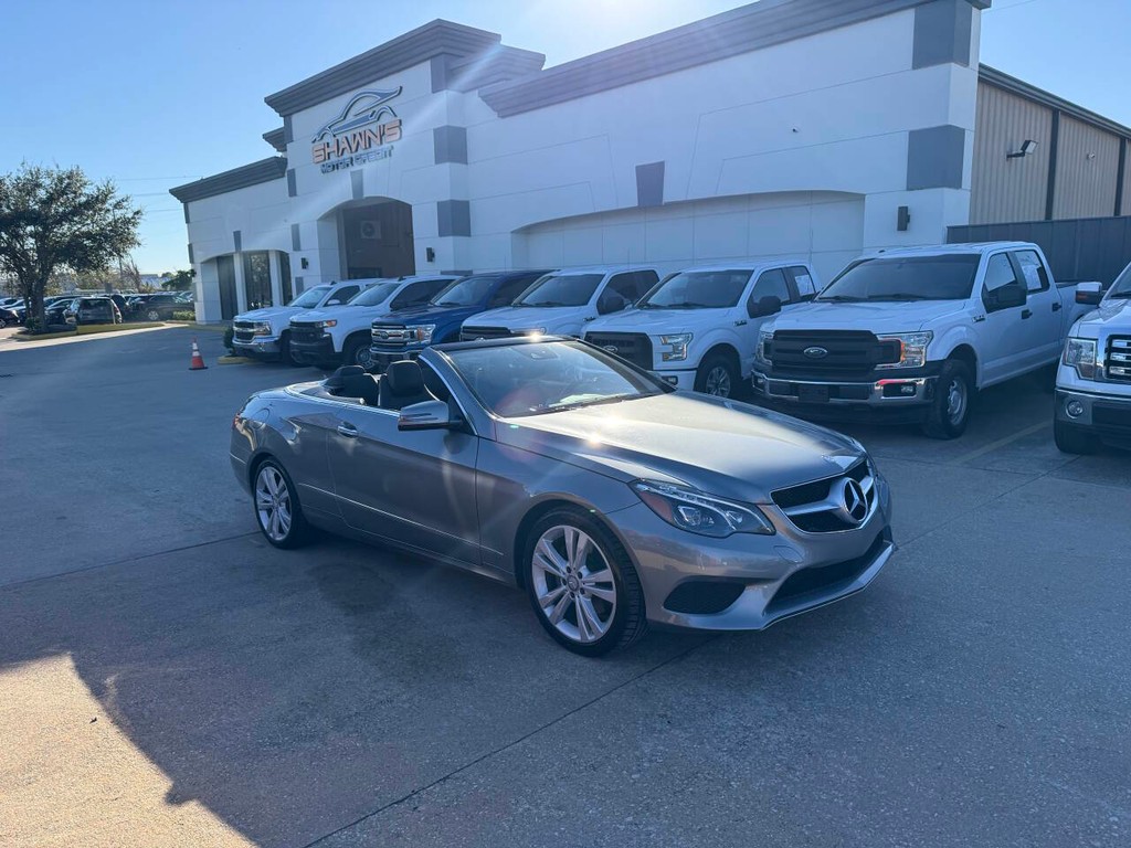 Mercedes-Benz E-Class Vehicle Full-screen Gallery Image 03