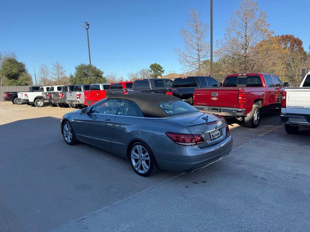 Mercedes-Benz E-Class Vehicle Full-screen Gallery Image 06
