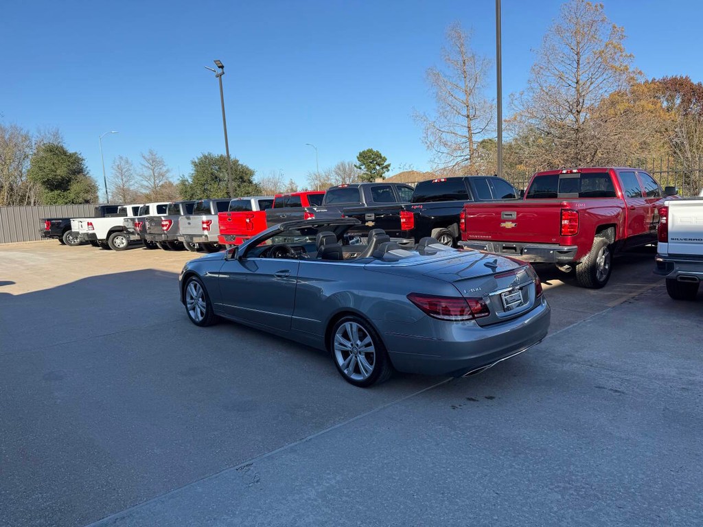 Mercedes-Benz E-Class Vehicle Full-screen Gallery Image 07