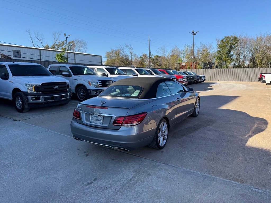 Mercedes-Benz E-Class Vehicle Full-screen Gallery Image 08