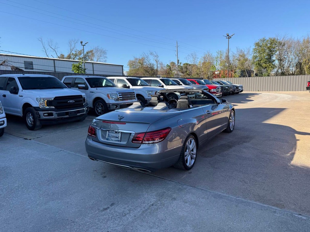 Mercedes-Benz E-Class Vehicle Full-screen Gallery Image 09