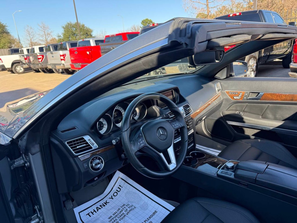 Mercedes-Benz E-Class Vehicle Full-screen Gallery Image 10