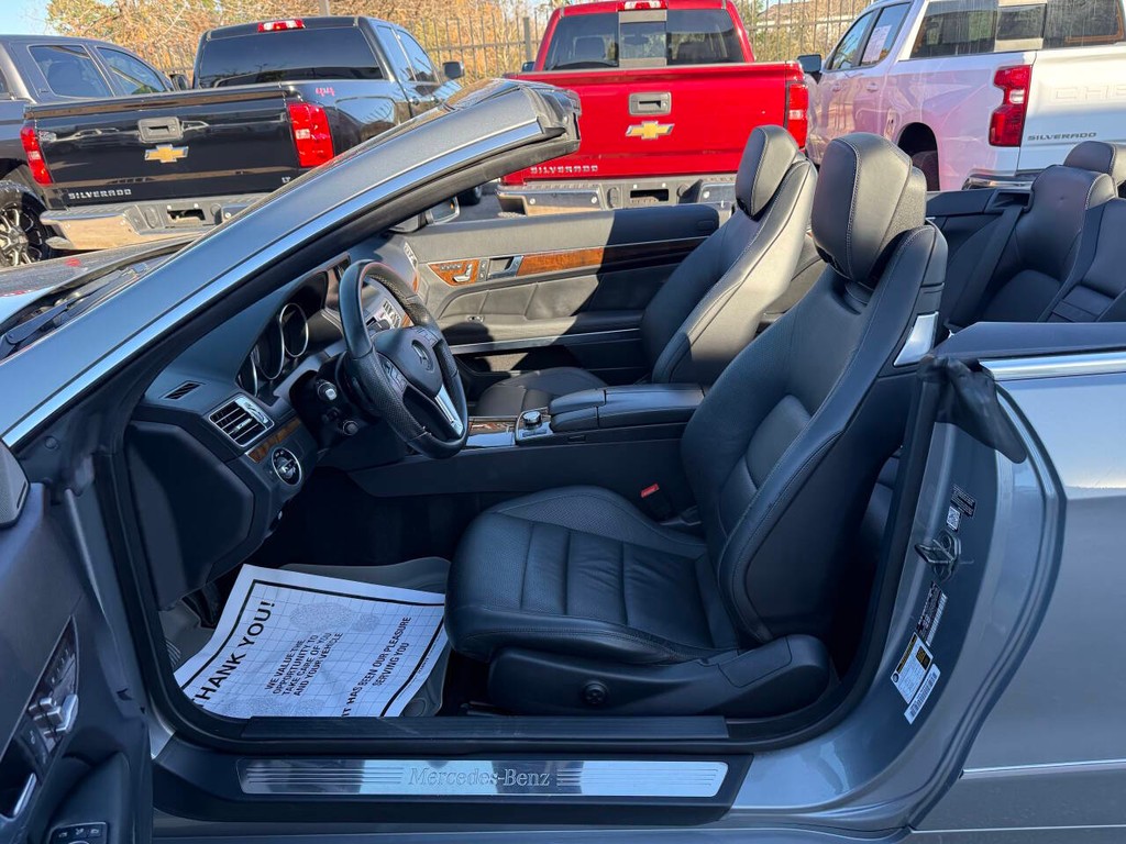 Mercedes-Benz E-Class Vehicle Full-screen Gallery Image 11