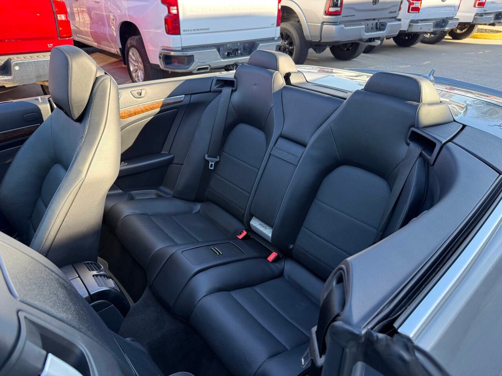 Mercedes-Benz E-Class Vehicle Full-screen Gallery Image 12