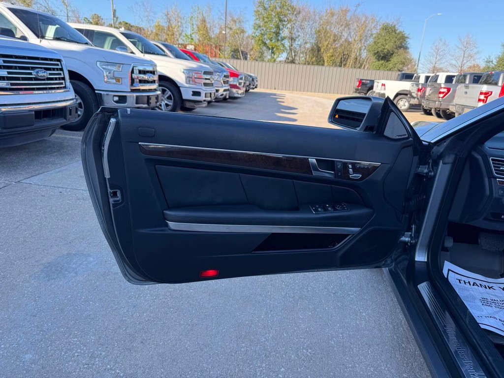 Mercedes-Benz E-Class Vehicle Full-screen Gallery Image 13