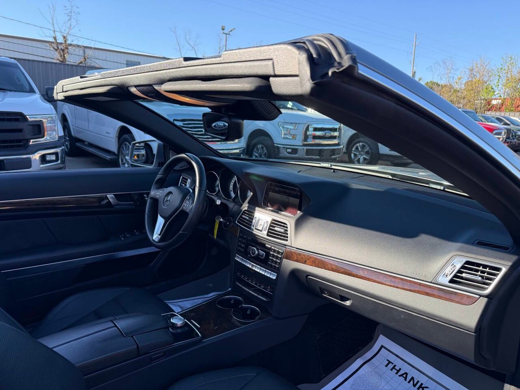 Mercedes-Benz E-Class Vehicle Full-screen Gallery Image 14