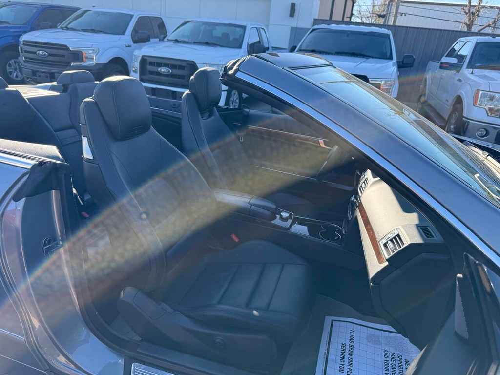 Mercedes-Benz E-Class Vehicle Full-screen Gallery Image 15