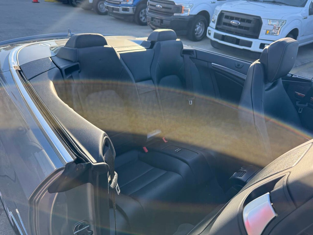 Mercedes-Benz E-Class Vehicle Full-screen Gallery Image 16