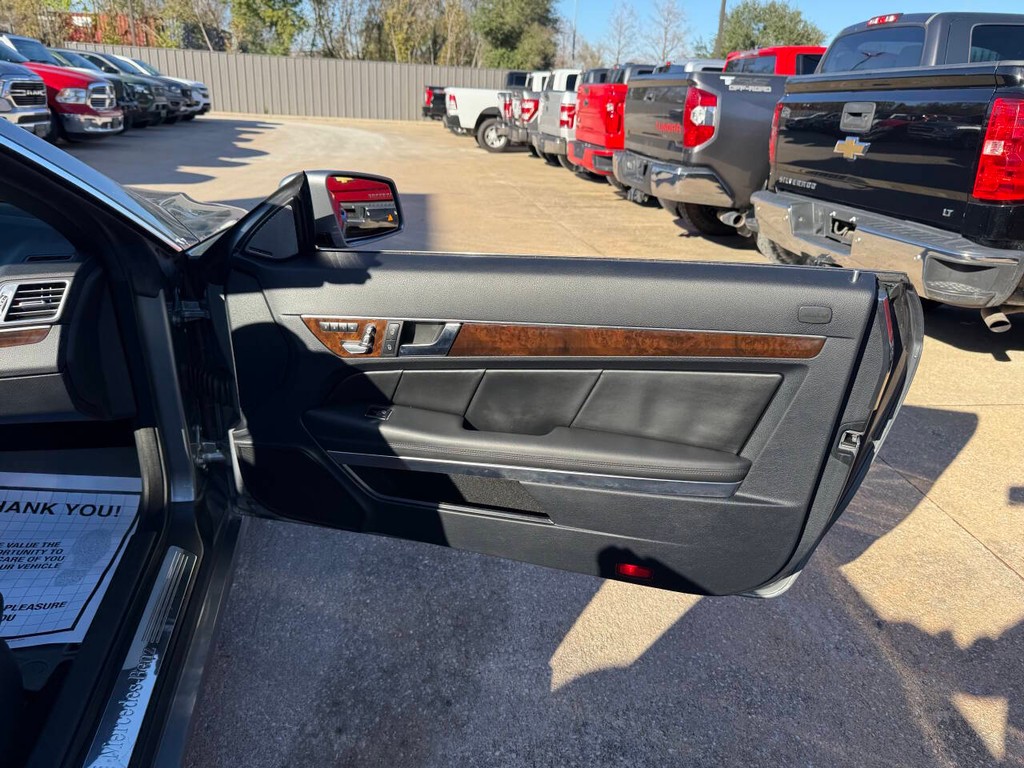 Mercedes-Benz E-Class Vehicle Full-screen Gallery Image 17