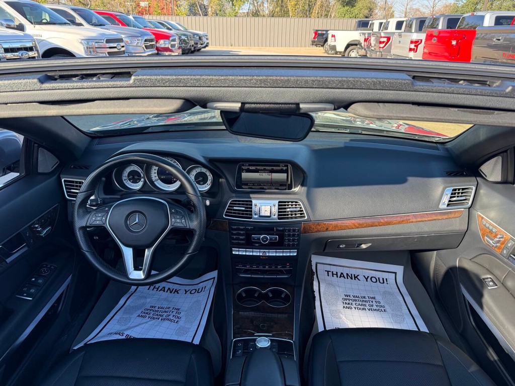 Mercedes-Benz E-Class Vehicle Full-screen Gallery Image 18