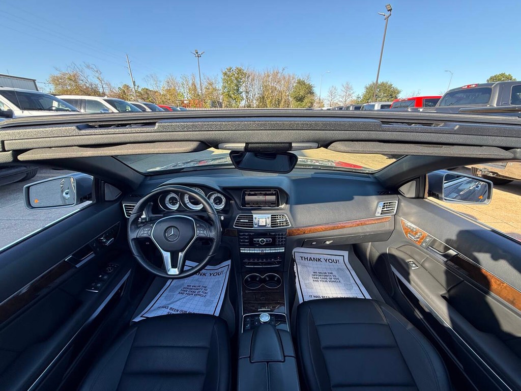 Mercedes-Benz E-Class Vehicle Full-screen Gallery Image 19