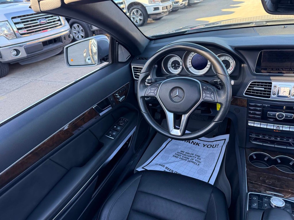 Mercedes-Benz E-Class Vehicle Full-screen Gallery Image 20