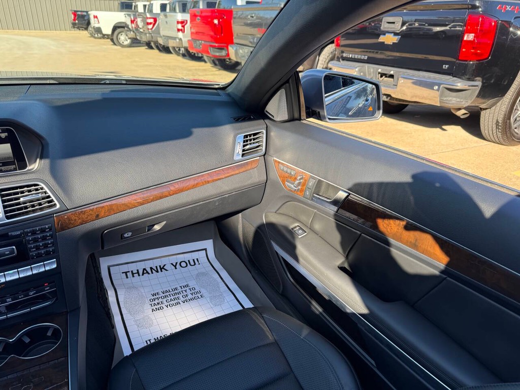 Mercedes-Benz E-Class Vehicle Full-screen Gallery Image 21